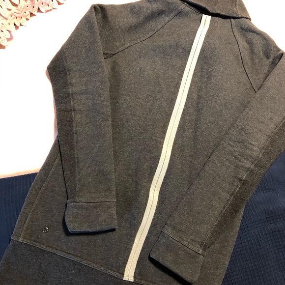 Lululemon Cardigan Sweater Size 2 - Picture 6 of 9
